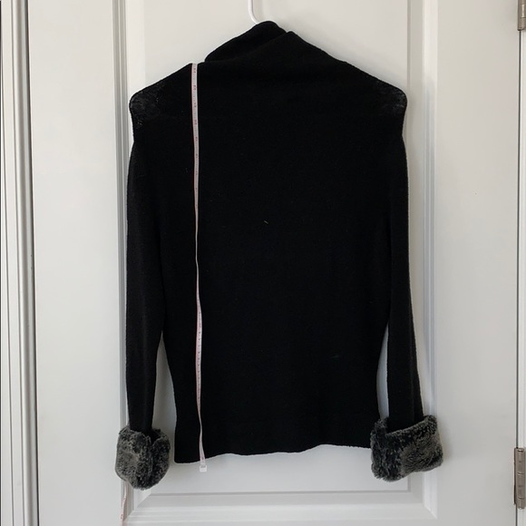 Y2K Bebe sweater w/ faux fur detachable cuffs - Picture 6 of 9